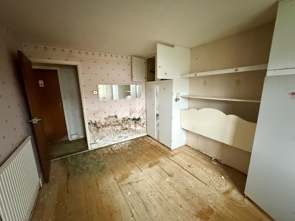 Lot: 121 - A SEMI-DETACHED HOUSE FOR REFURBISHMENT - Bedroom